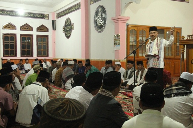 Bupati Kerinci menegaskan jika siswanya tak bisa baca Al-Quran, Kepala sekolah akan dipecat.